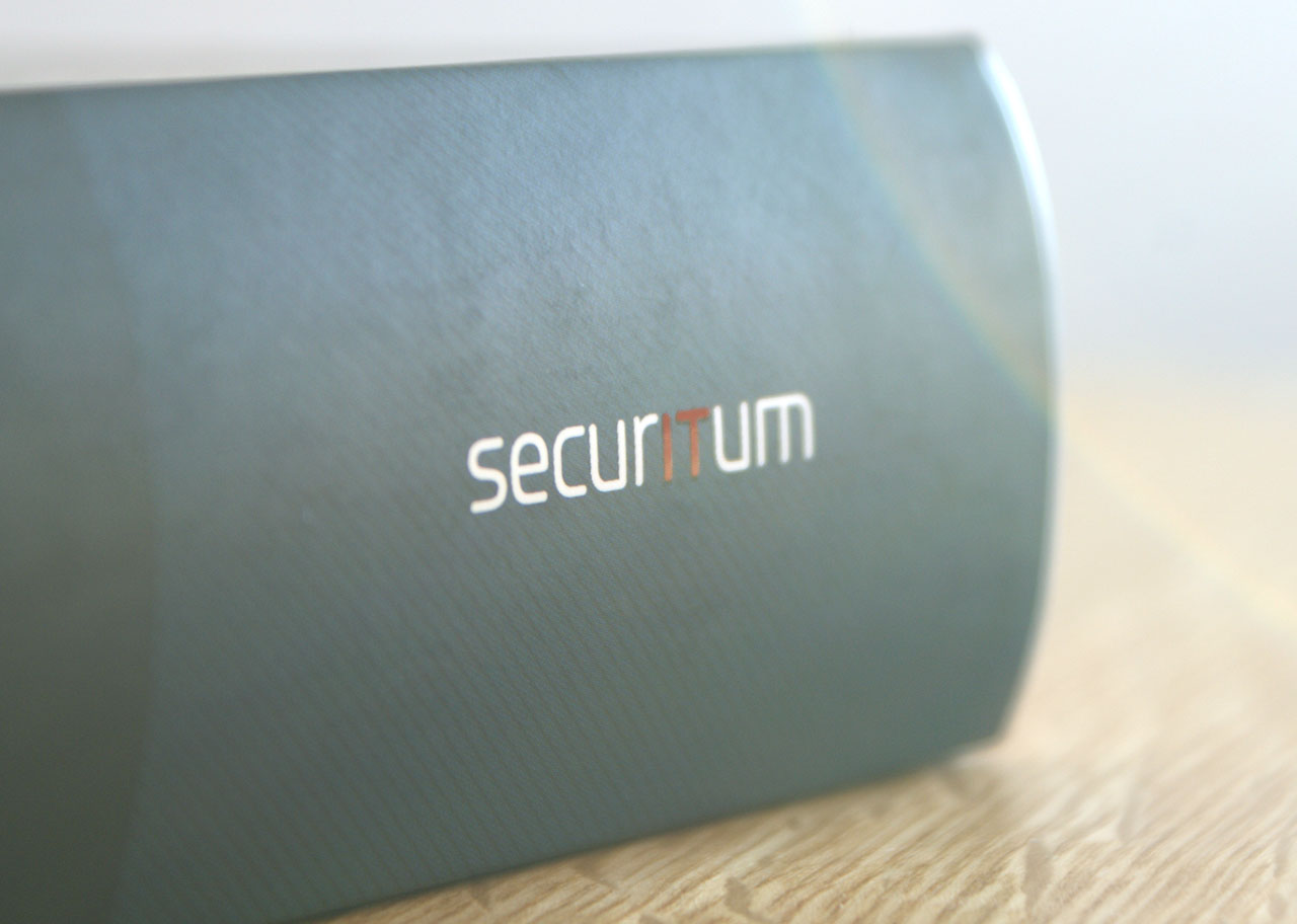 Bezpieczeństwo aplikacji webowych: zdjęcie logotypu Securitum na grzbiecie